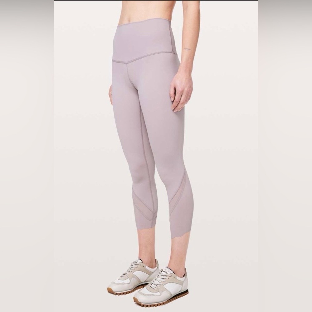Lululemon Wunder Under Crop Roll Down Scallop Full-On Luxtreme
Smoky Blush sz 8